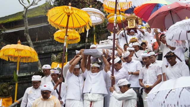 Pj. Gubernur Mahendra Jaya Ikuti Prosesi Nedunang Ida Bhatara Serangkaian IBTK di Pura Agung Besakih