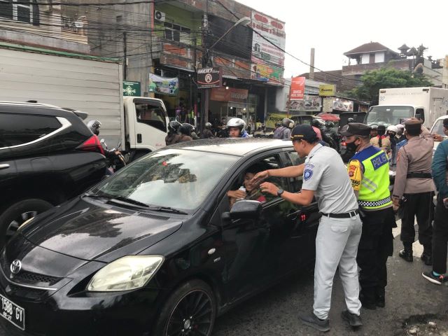 Polres Tabanan-Jasa Raharja Turun ke Jalan Berbagi Takjil