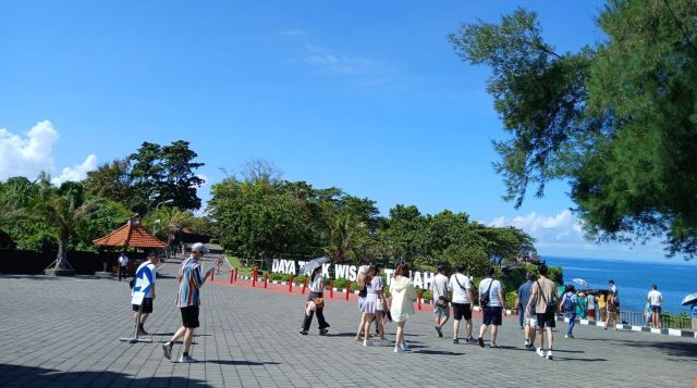 Tanah Lot Tetap Ramai Dikunjungi Selama Ramadan