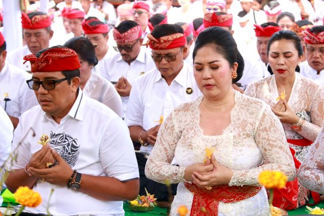 Pemkab Tabanan Ngaturang Bhakti Penganyar di Pura Ulun Danu Batur