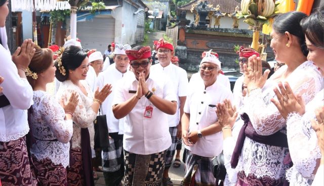 Bupati Sanjaya Hadiri Pemelaspasan Pura Bale Banjar Adat Eka Laksana Tuakilang Baleran