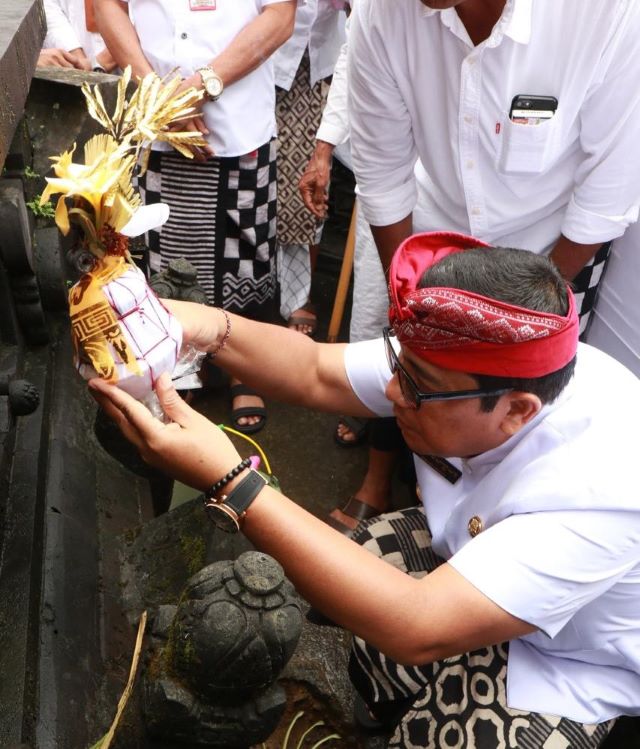 Bupati Tabanan Hadiri Upacara Adat Ngupasaksi Karya Memungkah di Desa Adat Pacung