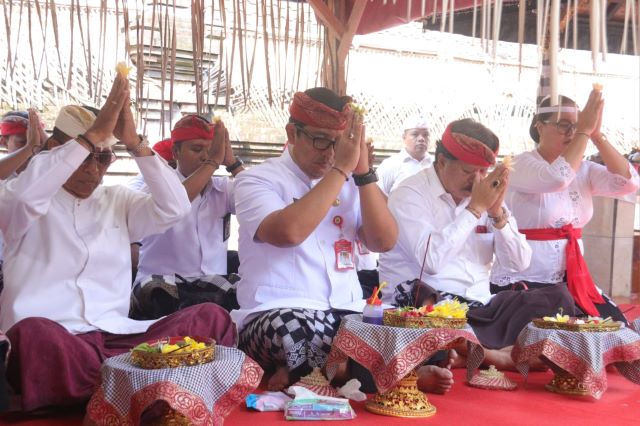 Bupati Sanjaya Hadiri Ngenteg Linggih di Pura Dalem Lan Prajapati Desa Adat Cepik