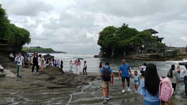 Lonjakan Kunjungan Wisatawan Pasca Idul Fitri: Tanah Lot Kembali Ramai