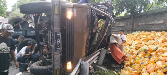 Kecelakaan Maut, Pemotor Tewas Tertimpa Truk Muatan Minuman Kemasan