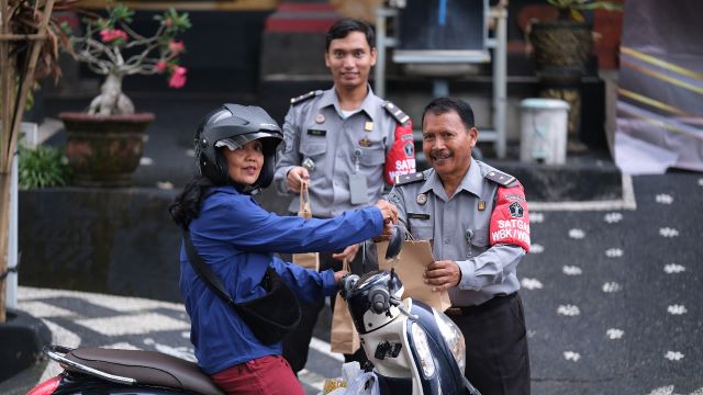 Petugas Lapas Tabanan Bagikan Takjil di Bulan Suci Ramadhan