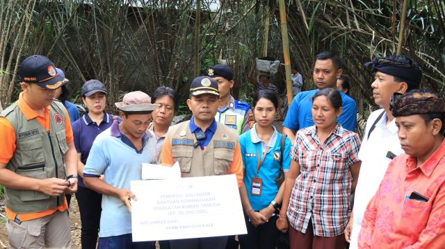 Pemprov Bali Melalui BPBD Salurkan Bantuan Kemanusiaan kepada Warga Kurang Mampu di Desa Sibetan