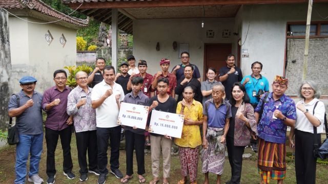 Pemprov Bali Melalui Inspektorat dan BRIDA Salurkan Bantuan Kemanusiaan kepada Dua Anak Yatim Piatu di Desa Penaban