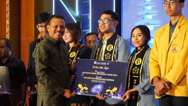 Salurkan Beasiswa Kepada 305 Penerima, Sekda Dewa Indra Apresiasi Upaya Konkret Bank Indonesia Bangun SDM Bali