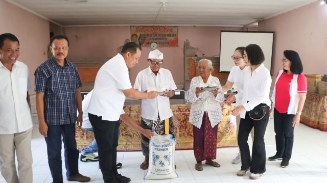 Serahkan Bantuan ke Panti Sosial di Buleleng, PJ. Gubernur Bali Ucapkan Terima Kasih Kepada Tenaga Perawat