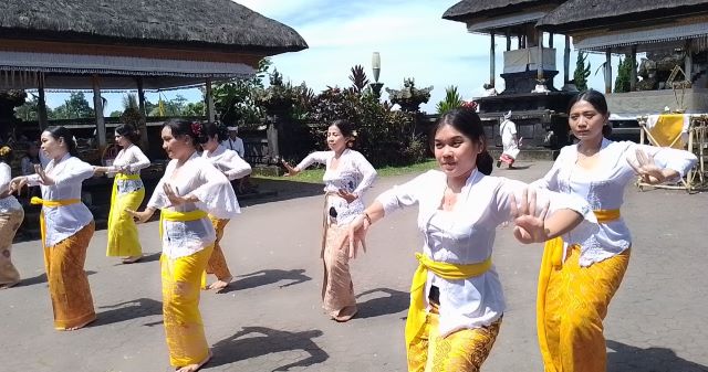 Bhakti Penganyar Pemkab Buleleng Dihiasi Keindahan Tari Rejang di Pura Agung Besakih