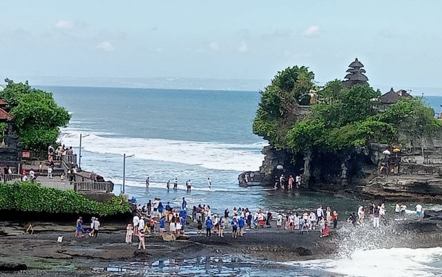 15 Ribu Wisatawan Kunjungi DTW Tanah Lot