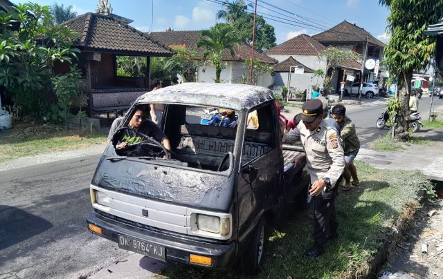 Mobil Pick Up Terbakar