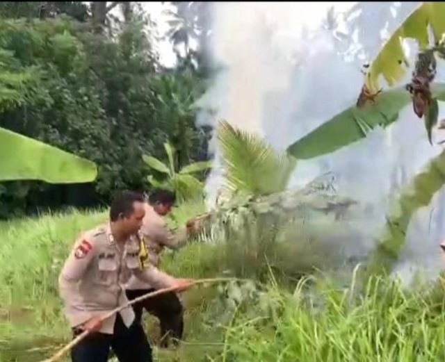 Polsek Selemadeg Sigap Padamkan Kebakaran Lahan di Banjar Payan