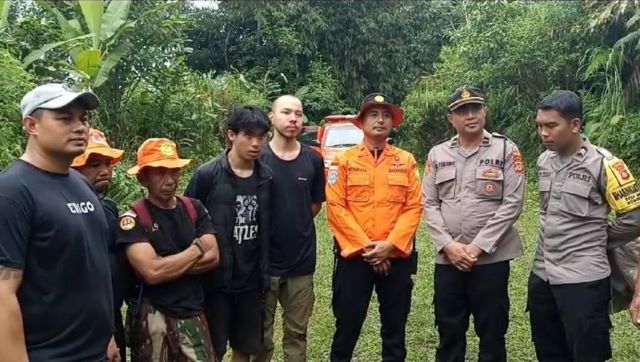 Dua Pendaki Tersesat di Pucak Bukit Adeng Berhasil Dievakuasi