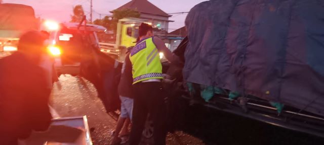 Kecelakaan Maut Tabrak Truk Berhenti, Penumpang Tewas Terjepit