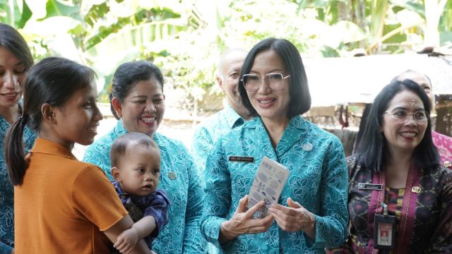 Kunjungi Klungkung, PJ. Ketua TP PKK Bali Dorong Pemberian Pangan Ikan untuk Cegah Stunting