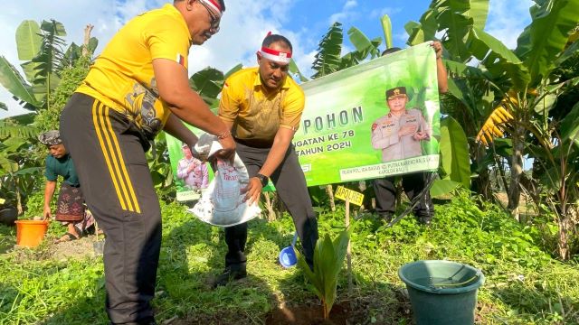 Penanaman Pohon Kelapa dalam Rangka HUT ke-78 Bhayangkara