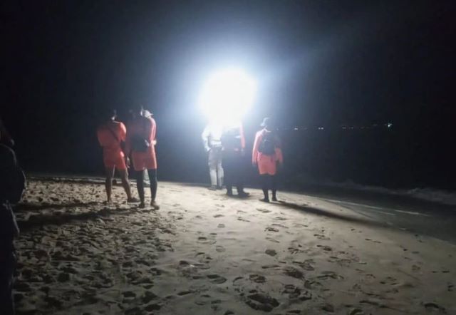 Pengunjung Terseret Ombak Saat Berfoto di Pantai Bias Tugel