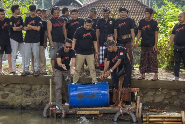 Peringati Hari Lahir Pancasila, Relawan Semut Tebar1 Ton Ikan