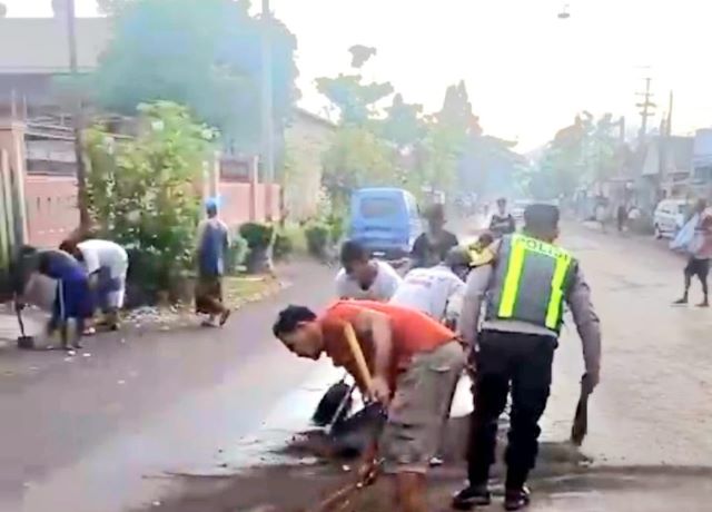 Polsek Sumbersuko dan Warga Bersihkan Tumpahan Oli