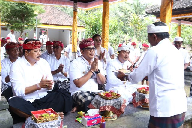 Bupati Tabanan Hadiri Persembahyangan Pujawali di Pura Luhur Besikalung dan Pura Luhur Batu Lumbung