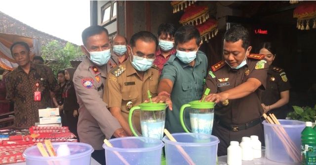 Kejari Tabanan Blender Barang Bukti Narkoba-Geprek Belasan Ponsel