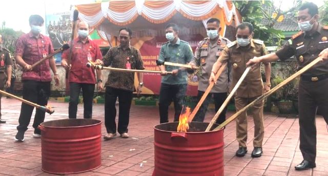 Kejari Tabanan Musnahkan Barang Bukti dari 28 Perkara Narkotika