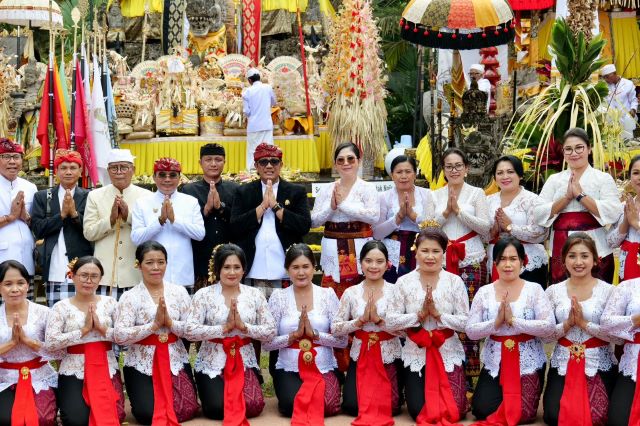 Pemkab Tabanan Ngaturang Bhakti Penganyar di Pura Mandara Giri Semeru Agung