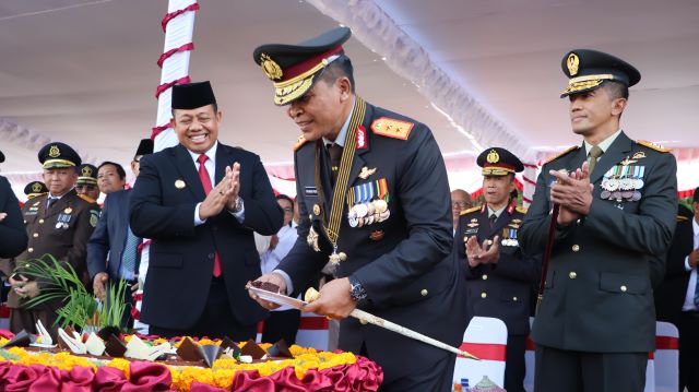 Pj. Gubernur Mahendra Jaya Beri Kejutan pada Peringatan HUT Bhayangkara ke-78