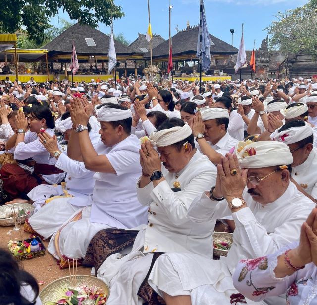 Pj. Gubernur Mahendra Jaya Hadiri Puncak Karya Panca Wali Krama Pura Mandara Giri Semeru Agung