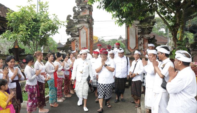 Bupati Sanjaya Hadiri Pujawali di Merajan Agung Puri Kukuh