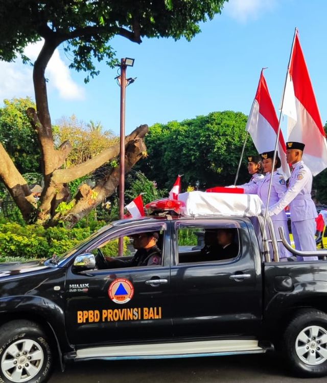 Di Bali, Peringatan HUT ke-79 RI Dimeriahkan dengan Kirab Duplikat Bendera Pusaka Merah Putih