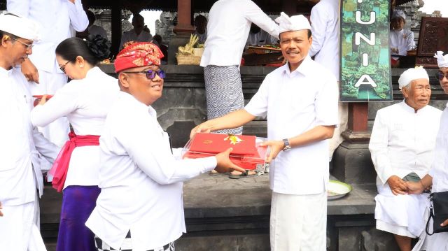 Sekda Dewa Indra Serahkan Duplikat Bendera Merah Putih yang Telah Dipasupati ke Pemkab/Pemkot se-Bali