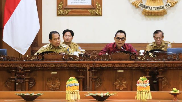 Pj. Gubernur Mahendra Jaya Tanggapi Pandangan Umum Fraksi pada Sidang Paripurna ke-23