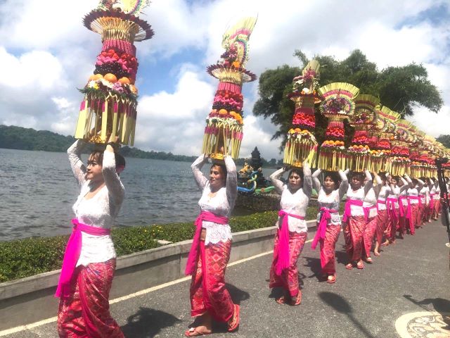 Parade Gebogan Tutup Festival Ulun Danu Beratan