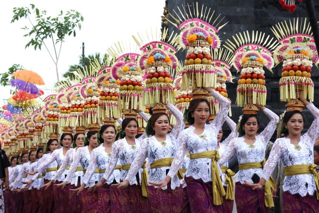 Parade Gebogan Meriahkan Pembukaan Tanah Lot Art & Food Festival #5