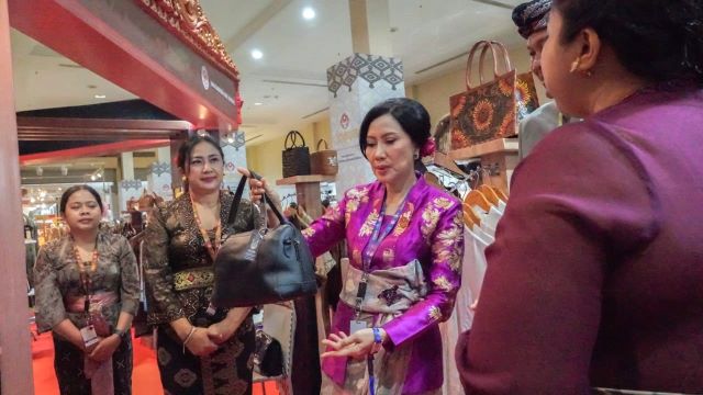 Hadiri Pameran Kriyanusa 2024, Pj. Ketua Dekranasda Bali Promosikan Hasil Kerajinan di Kancah Nasional