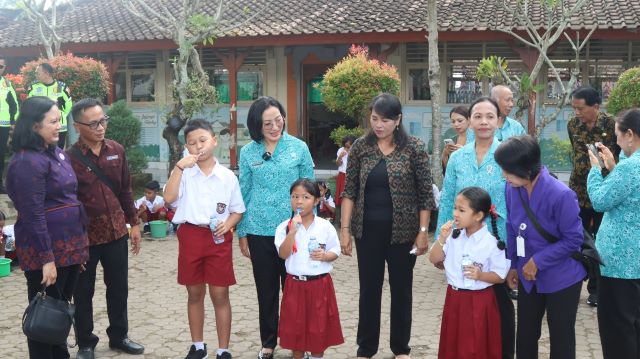 Pj. Ketua TP PKK Bali Ajarkan Cara Gosok Gigi yang Benar pada Anak SD di Gianyar