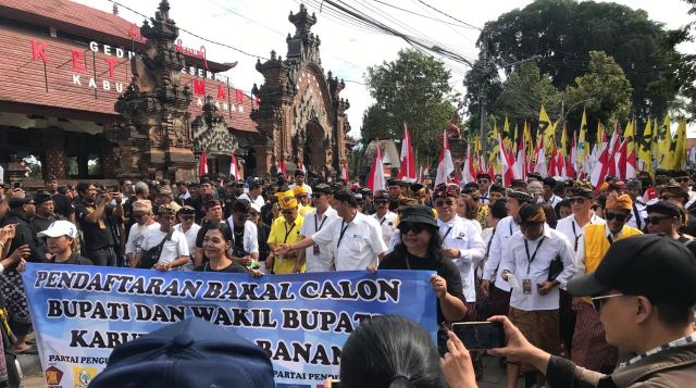 Puluhan Ribu Warga Tabanan Antarkan Paslon Mulyadi-Sengap Daftar ke KPU Tabanan