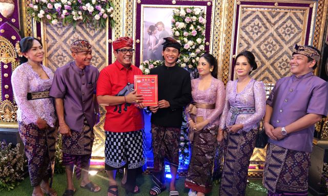 Bupati Tabanan Hadiri Pernikahan dan Serahkan Program Semara Ratih