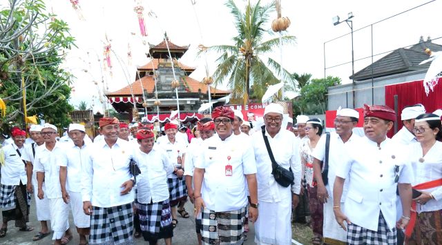 Bupati Sanjaya Tegaskan Komitmen Pelestarian Adat dan Budaya Lewat Roadshow Persembahyangan di Berbagai Desa