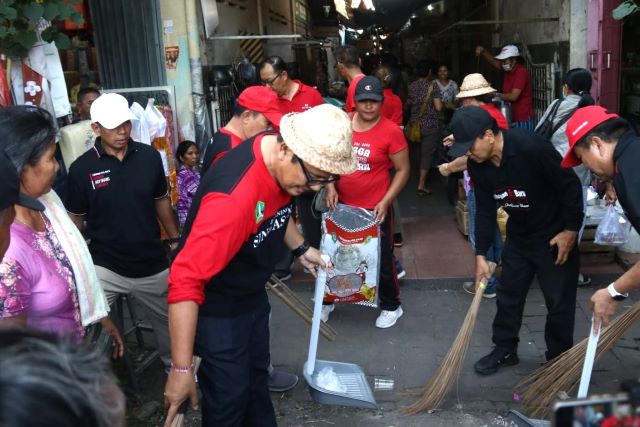 Bupati Sanjaya Turun Tangan, Bersihkan Pasar Tabanan Barsama Warga di Hari Kebersihan Sedunia