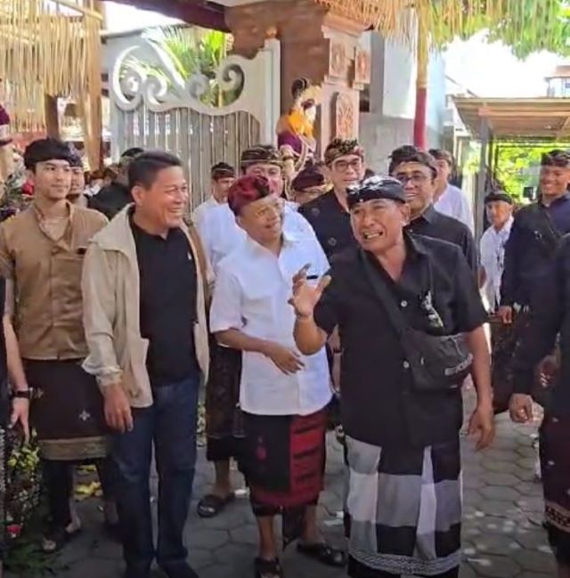 Koster Disambut Hangat Warga Denpasar Saat Hadiri Upacara dan Kunjungi Warung Kuliner Favorit