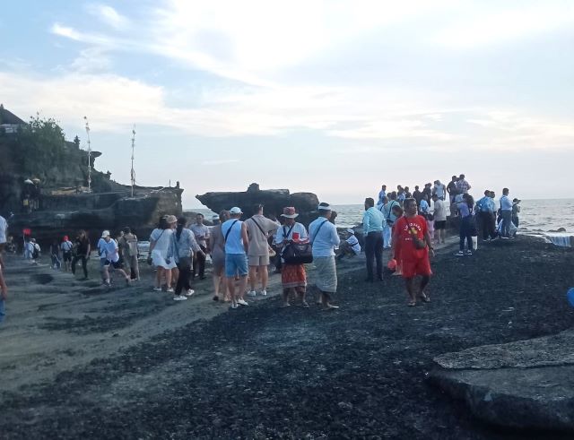 Tanah Lot Dibanjiri Wisatawan Selama Galungan, Pemugaran Pura Capai 50%