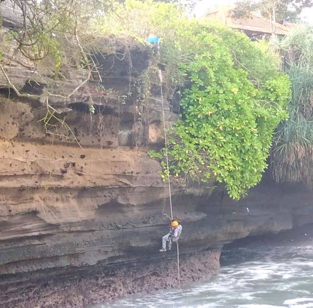 Tebing Pura Batu Bolong Retak, Begini Langkah Cepat Penanganannya