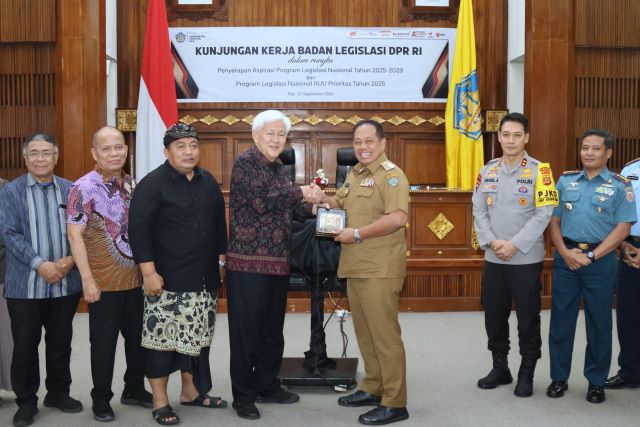 Terima Kunker Baleg DPR RI, Pj. Gubernur Bali Minta Dukungan Payung Hukum Potensi Pendapatan Daerah Selain Pajak Kendaraan