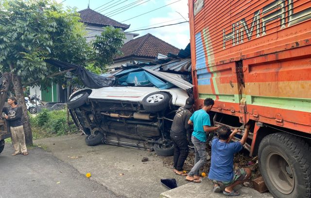 Rem Blong! Truk Bermuatan Tabung Elpiji Hantam Mobil dan Warung