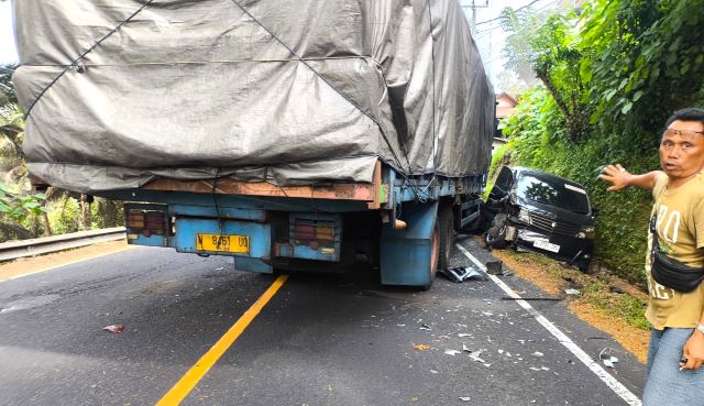 Rem Blong, Truk Tabrak Alphard di Jalan Denpasar-Gilimanuk