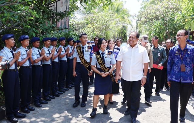 Pj. Gubernur Mahendra Jaya Kunjungi SMA/SMK Bali Mandara Yakin Siswa-Siswi Ini Penerus Estafet Penjaga Bali